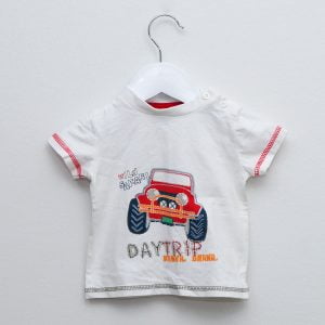 Baby Clubin t-paita koossa 74. Paita on väriltään valkoinen, jonka etuosassa on punainen auto ja resorit ovat kirkkaan oranssit.