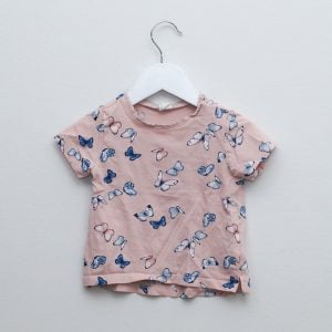 H&M:n t-paita koossa 80. Paita on väriltään vaaleanpunainen ja on kuvioitu perhosilla.