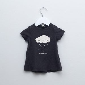 H&M:n T-paita koossa 80. Paita on väriltään tummanruskea, jonka etuosassa on pilven ja sydänten kuvia.