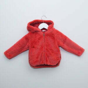 Polarn O. Pyretin pörröinen takki koossa 86. Väri punainen ja takki kuin uusi. Vetoketjukiinnitys ja irrotettava huppu.
