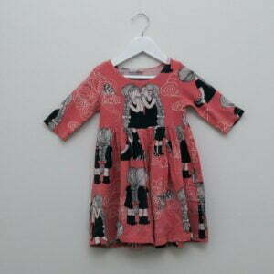 Pikku Piltin mekko koossa 98/104. Mekko on vaaleanpunainen mustilla ja valkoisilla kuvioilla.