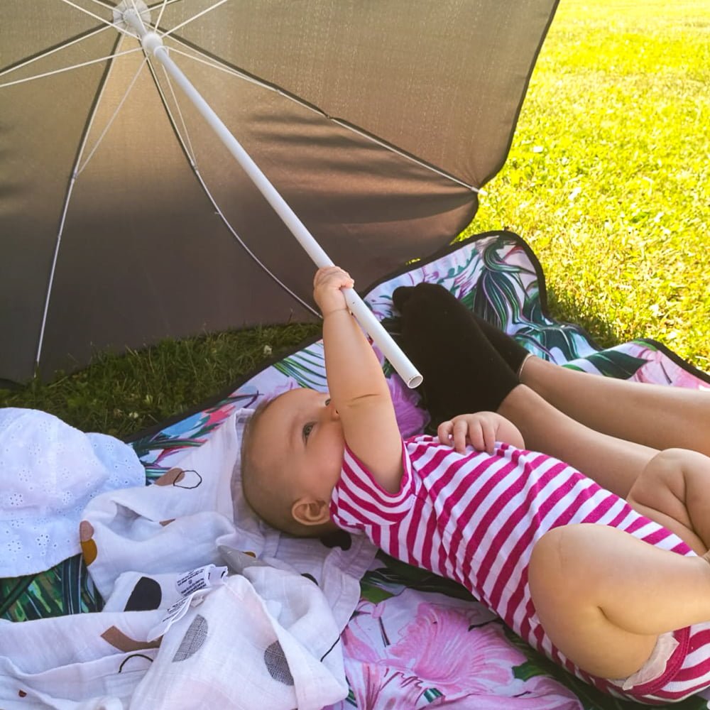 Suojaa vauva auringolta esimerkiksi aurinkovarjolla tai viettäkää aikaa varjoisilla alueilla.